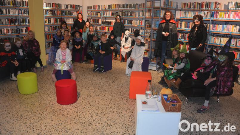 Gruselig ging es jetzt in der Stadtbücherei Mitterteich zu, wo 20 Kinder schaurigen Geschichten lauschten und bastelten. Betreut wurden die Kinder von (hinten, von links) Pia Heinrich, Nicole Schuller, Viola Rieß und Gerlinde Kraft. Bild: jr