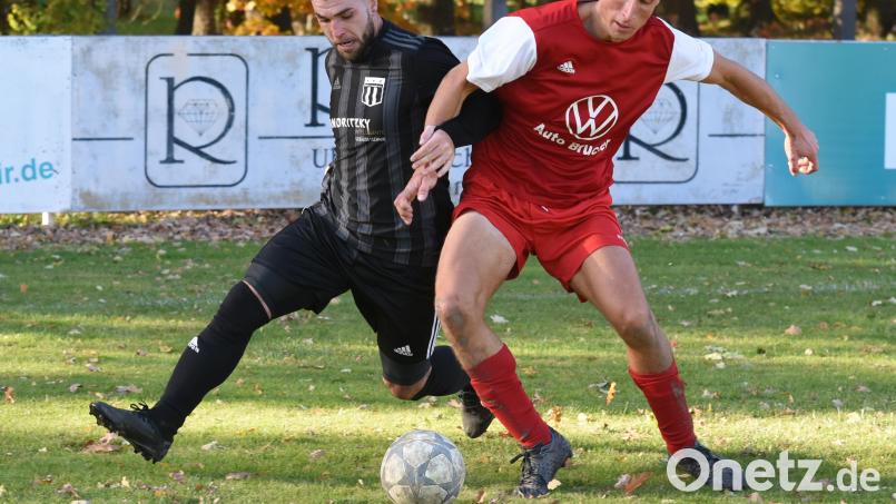 Vor einer Woche gewann Kreisliga-Spitzenreiter TSV Konnersreuth (links Oliver Schicker) beim ATSV Tirschenreuth (rechts Karl Söllner) mit 2:0. Am 15. Spieltag empfängt Konnersreuth den TSV Waldershof, der ATSV gastiert bei der SpVgg Wiesau. Bild: gb