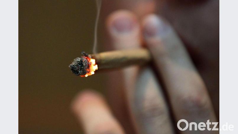 Ein Mann raucht einen Joint mit Marihuana. Foto: Oliver Berg/dpa/Symbolbild Bild: Oliver Berg