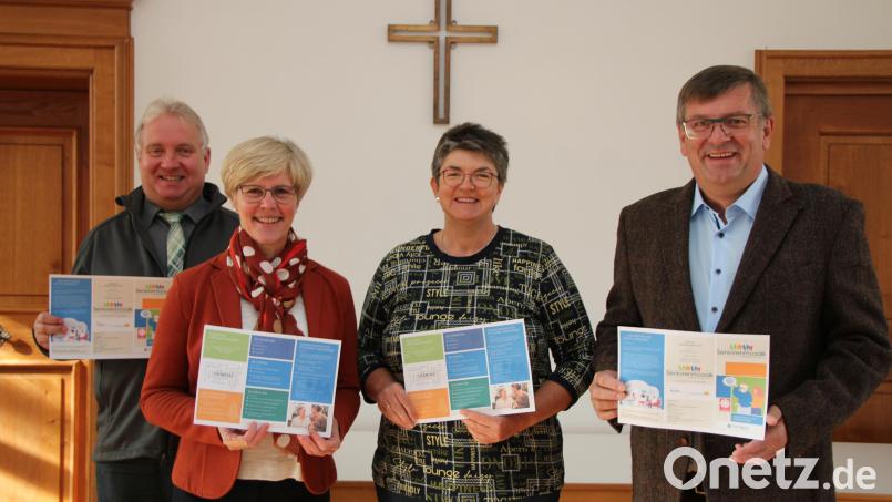 Sie sind sich einig, dass das neue Angebot wichtig ist (von links): Markus Dollacker, 1. Vorsitzender Naturpark Hirschwald, Barbara Hernes vom Seniorenmosaik, Susanne Frey von der Caritas und Schmidmühlens Bürgermeister Peter Braun. Bild: Barbara Hernes