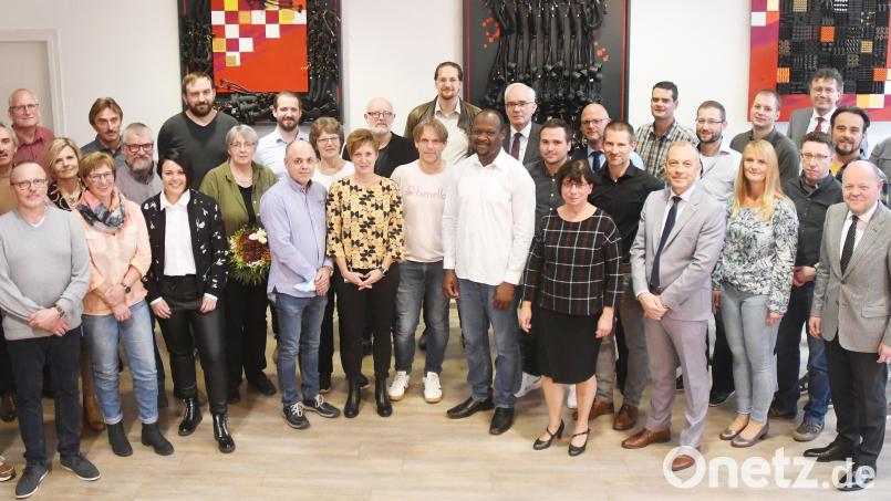 Die Jubilare aus 2020/2021: Mittig mit Blumen: Brigitte Deierl (40-jähriges Dienstjubiläum). Bild: Nexans autoelectric/exb