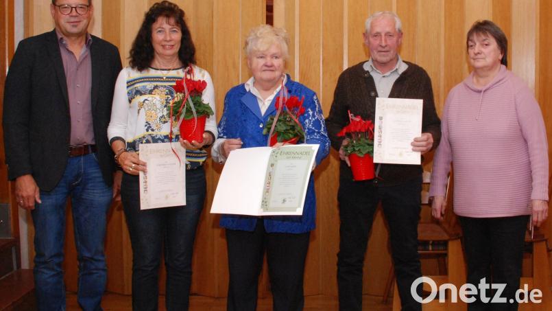 Kreisfachberater Harald Schlöger (links) und Vorsitzende Elisabeth Reger (rechts) ehrten die langjährigen Mitglieder (von links) Gerlinde Wagner, Luise Merkl und Ludwig Lorenz. Bild: cvl