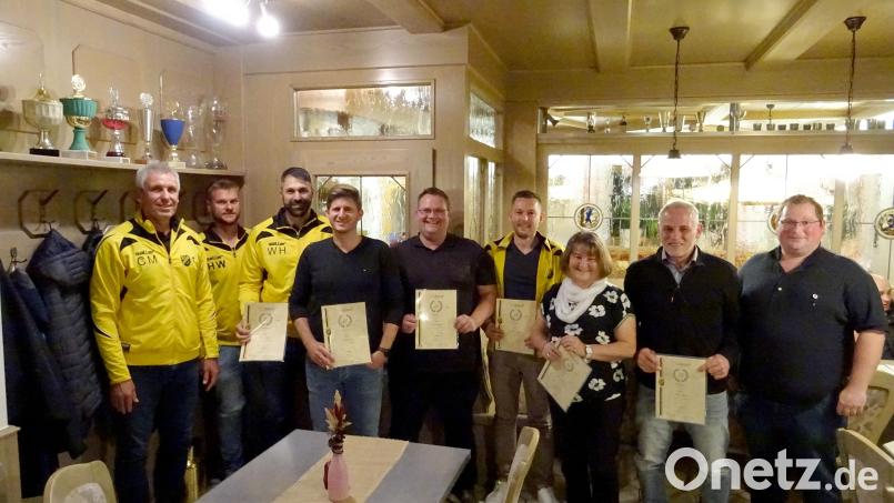 SV Etzelwang - Vorsitzender Benjamin Rischkau (rechts) freute sich mit seinen beiden Stellvertretern Christoph Miszka und Heiko Walter (von links) gemeinsam mit den anwesenden Jubilaren über die Ehrungen zu 25, 50 und 75 Jahren Vereinszugehörigkeit. Bild: csk