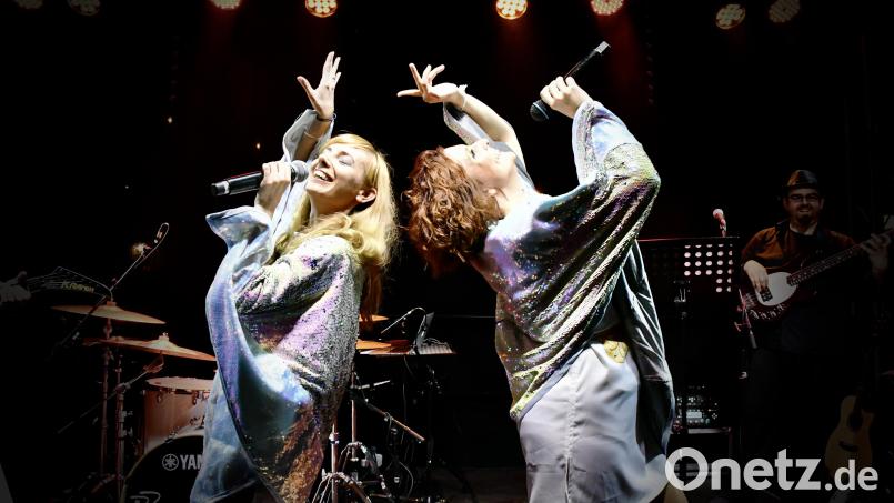 In Neustadt/WN stehen Musiker beim "Abba Forever Tribute Concert" auf der Bühne. Bild: Wolfgang Bäumler - concert4you