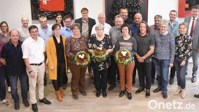 Die Jubilare aus dem Jahr 2020. Vorne (mit Blumen) Monika Kürner, Angelika Karl, Ilona Bär (40-jähriges Dienstjubiläum). Ganz außen, rechts: Geschäftsführer Andreas Wolf. Letzte Reihe, rechts außen: Personalleiterin Maria Schmidt, daneben Prokurist Rainer Härtl. Links außen: Betriebsratsvorsitzender Günter Schwamberger, dahinter Prokurist Gregor Spuhler. Bild: Nexans autoelectric/exb