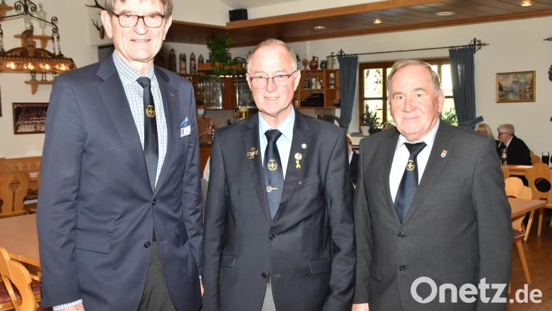 BSB-Präsident Richard Drexl (links) und Bezirksvorsitzender Horst Embacher (rechts) zeigen sich erleichtert, dass mit Peter Ertl ein neuer Bezirksschriftführer gefunden wurde. Bild: hcz