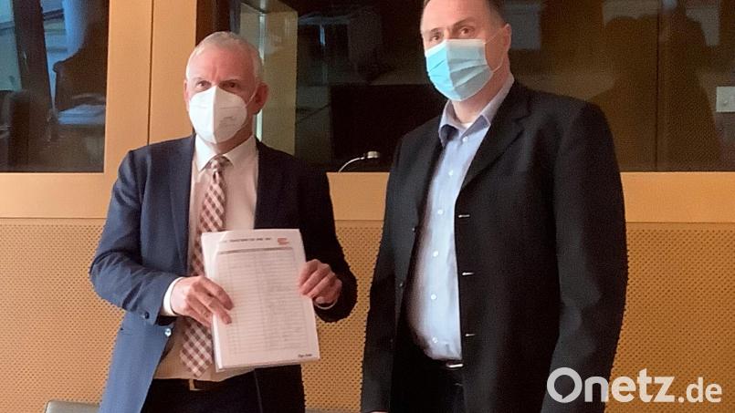 Michael Ott (rechts), Betriebsrat bei BHS Tabletop und Mitglied im IG-BCE- Bezirksvorstand überreicht am Freitag im Bundesumweltministerium in Berlin Staatssekretär Jochen Flasbarth die Unterschriften der knapp 2000 Beschäftigten in der ostbayerischen Porzellan-Industrie. Die Porzelliner fordern besondere Regelungen für die Feinkeramik bei der CO2-Abgabe, damit ihre Betriebe überleben können, Bild: Iris Schopper/IG BCE