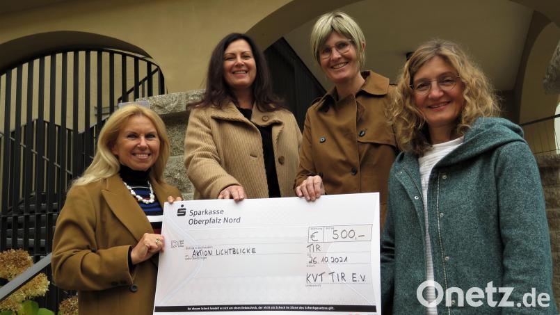 Petra Schicker, Kerstin Rumswinkel und Christine Michl (von links) vom Kunstverein Tirschenreuth überreichten an die Schirmherrin der Hilfsaktion Lichtblicke, Claudia Grillmeier (Zweite von links), einen symbolischen Scheck in Höhe von 500 Euro. Bild: ubb