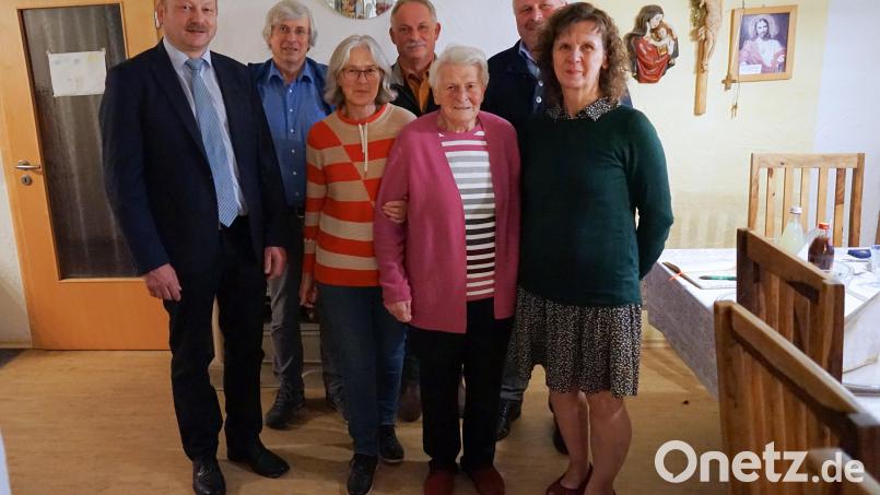 Trotz ihrer nun schon 90 Jahre ist Hedwig Kühner noch rüstig und freute sich, dass neben ihren Kindern mit Familien auch Zweiter Bürgermeister Robert Hechtl (links) zum Gratulieren gekommen ist. Bild: frd
