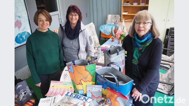 Museumsleiterin Carola Reul, Marita Hausknecht und Cornelia Schäfer (von links) präsentieren die neue Taschen-Kollektion des Pfreimder Nähkreises, gefertigt aus Wandkarten, die von der Schule aussortiert wurden. Bild: bl