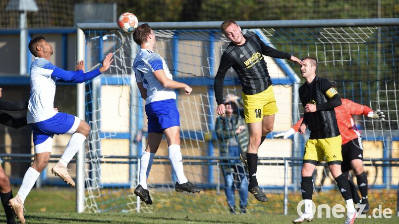 Mit 3:0 besiegte die SpVgg Schirmitz am vergangenen Wochenende Spitzenreiter Grafenwöhr. Im Bild versuchen Michael Wells (von links) und Florian Krapf (beide Schirmitz) sowie die Grafenwöhrer Paul Lehmann und Johannes Renner an den Ball zu kommen. Archivbild: btg