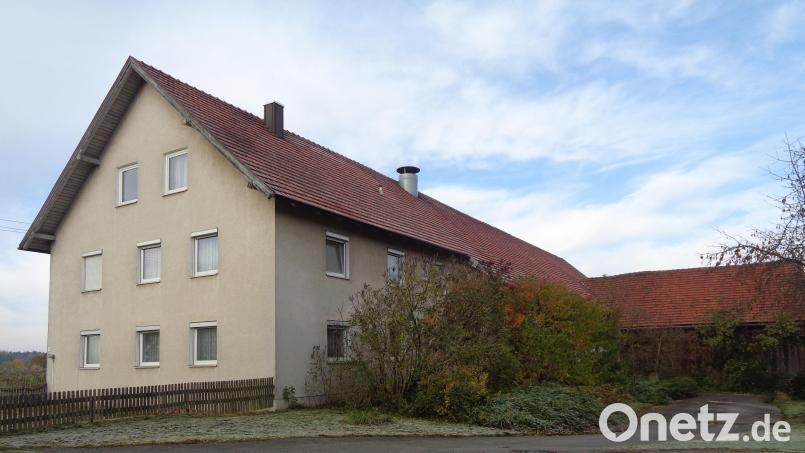 Ein Standort für das Dorfgemeinschaftshaus in Muschenried wäre das &quot;Jule-Haus&quot; samt Nebengebäuden am Ortsrand in Richtung Heinrichskirchen. Bild: amö