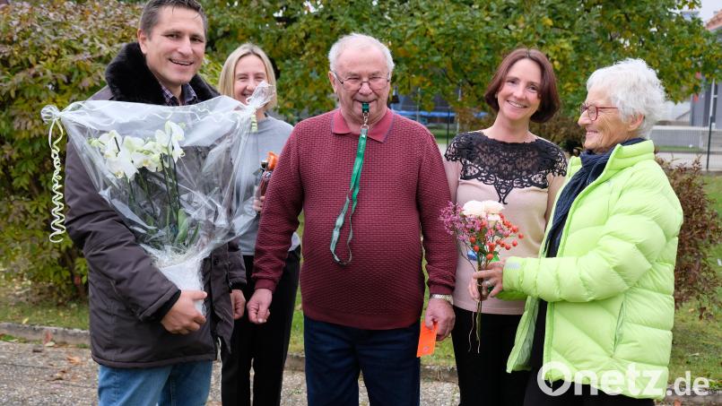 Schiedsrichter, Stadtbote, Schafkopfer: Ludwig Schreml ist ein Original und strotzt mit 85 Jahren voller Lebensfreude. Schiedsrichterpfeife und gelbe Karte gehören immer noch zu den wichtigsten Utensilien seiner Hobbys. Unser Bild zeigt den Jubilar mit seinen Töchtern Martina und Simone, Bürgermeister Marcus Gradl und SCE-Vertreterin Hannelore Ott. Bild: do