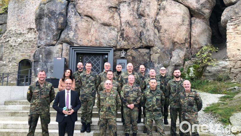 Die Teilnehmer der Tagung unter der Leitung von Oberstleutnant Helmut Breun (erste Reihe, Dritter von links) mit stellvertretenden Landrat Alfred Scheidler (erste Reihe, Zweiter von links). Organisiert hatte die Veranstaltung Stabsfeldwebel Huberth Rosner (links). Bild: Teresa Würth/Burg Falkenberg/exb