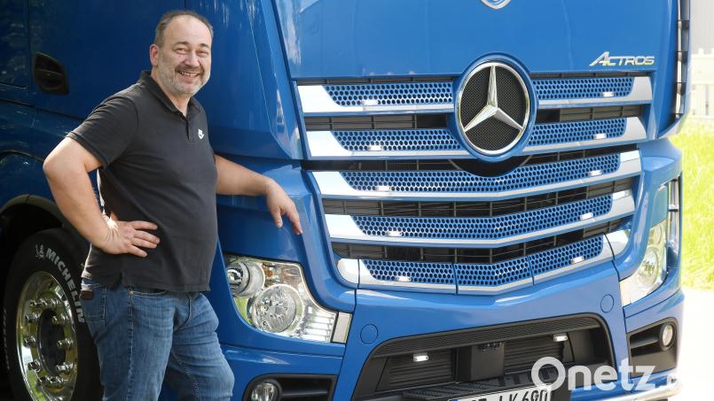 Robert Schreier mit seinem Lkw &quot;Lotte&quot; Bild: Gabi Schönberger