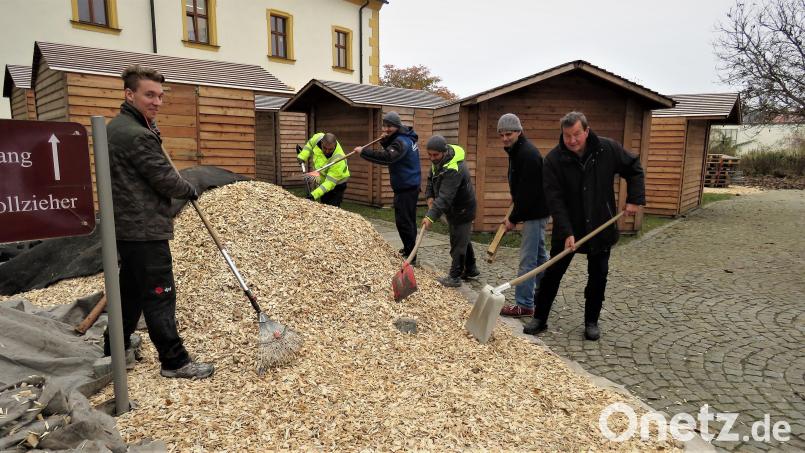 Franz Göhl und Dominik Neitz (vorne, von rechts) sind täglich mit dem Aufbau des &quot;Kunsthandwerklichen Weihnachtsmarktes&quot; im Fischhofpark beschäftigt. Unterstützung bekommen sie von vier Asylbewerbern, die beim Aufstellen der Budenstadt und der Installation der in der Region einmaligen Beleuchtung helfen. Bild: ubb