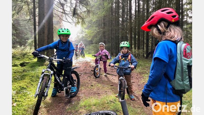 In der Gruppe macht den Kindern Mountainbiken so richtig Spaß. Bild: Markus Spörl/exb