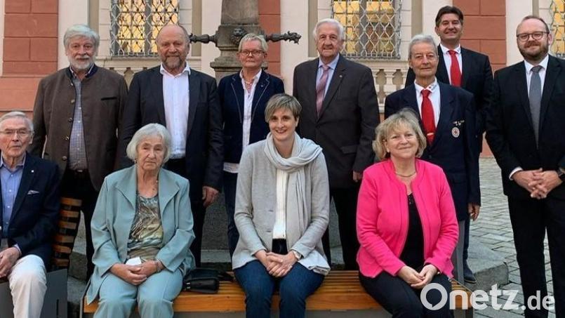 Anerkennung sprach Kreisvorsitzender, Landrat Andreas Meier, den ausgeschiedenen Vorstandsmitgliedern aus. Sitzend, von links: Adolf Dendorfer, Wally Zwick, Kathrin Regler, Petra Dettenhöfer. Stehend, von links: Gerhard Kneidl, Simon Wittmann, Edeltraud Regler, Fred Lehner, Dr. Christian Wagner, Sandro Galitzdörfer und Landrat Andreas Meier. Bild: exb