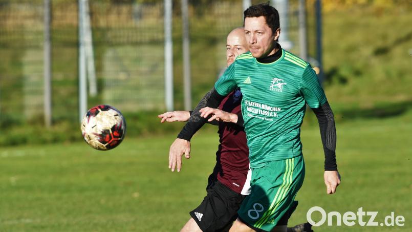 Florian Schrepel (rechts) und seine Truppe des FC Weiden-Ost gastiert am Sonntag beim SV Plößberg. Stadtrivale DJK Weiden und Kapitän Marcus Hüttner empfangen dagegen die DJK Neustadt/WN. Bild: Büttner, Gerhard