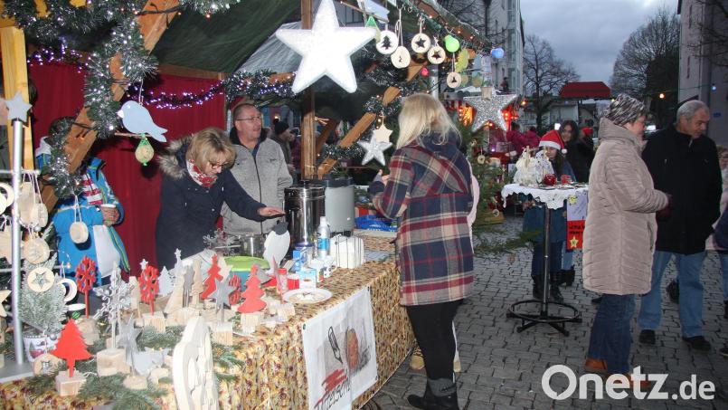 Voriges Jahr musste man auf die Lichter- und Budenstadt am Marktplatz verzichten. In der Sitzung des Wiesauer Vereinskartells sprach sich nun die Mehrheit für eine Neuauflage der traditionellen Veranstaltung aus. Archivbild: wro