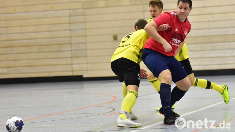 Im Winter 2021/22 rollt der Ball auch wieder auf dem Parkett. Der Bayerische Fußballverband hat beschlossen, Hallenmeisterschaften durchzuführen. "Hallenexperten" wie Bastian Lobinger (rechts), Spielertrainer der SpVgg Pfreimd, wird's freuen. Bild: A. Schwarzmeier