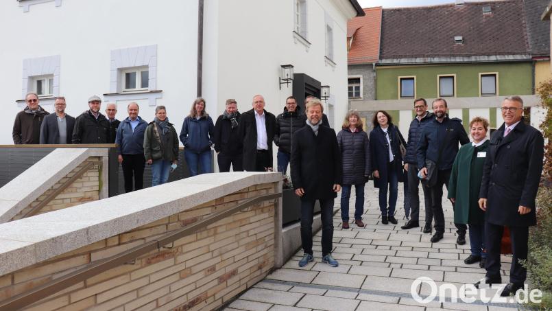 Franz Stahl (rechts), Gästeführerin Cornelia Stahl (Zweite von rechts), Prof. Baier (Siebter von rechts) und die weiteren Teilnehmer der OTH-Klausurtagung vor der Fronfeste. Bild: Stadt Tirschenreuth/exb