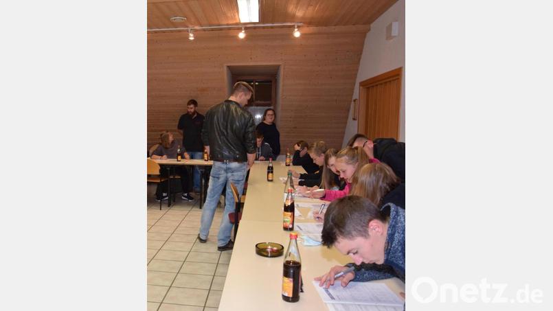 14 Jugendliche aus Waldthurn und Lennesrieth stellten sich dem Wissenstest - unter den Augen ihrer Ausbilder. Bild: fla