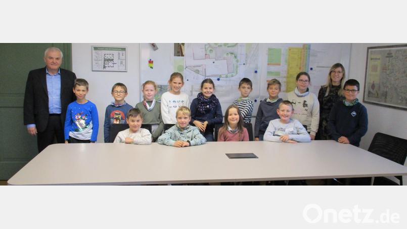In seinem Büro stellte sich Bürgermeister Günter Kopp (links) den Fragen der Schüler von Lehrerin Andrea Nitsch (hinten rechts). Bild: Gemeinde Kulmain/exb
