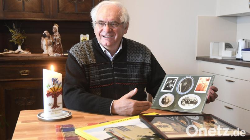 Pfarrer Gerhard Pausch erinnert sich gerne an seine Kinder- und Jugendzeit in Pichlberg. In der neuen Wohnung sind längst noch nicht alle Familienbilder aufgehängt. Bild: Gabi Schönberger