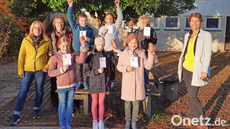 Mit den Kindern freuen sich (von links): OGV-Kassiererin Evelyn Koberstein und Vorsitzende Gerda Eiber sowie Rektorin Marion Ott (rechts). Bild: Gerda Eiber