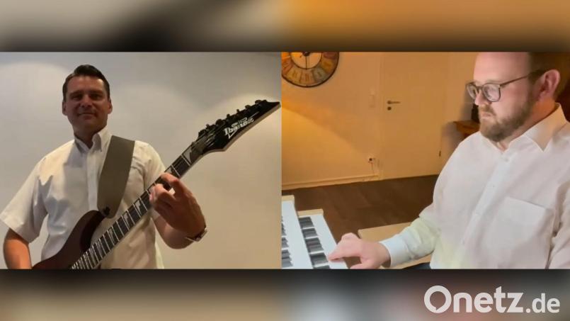 Thomas Ebeling und Andreas Meier (von links) geben &quot;Highland Cathedral&quot; zum Besten. Die beiden Landräte haben erstmals ein gemeinsames musikalisches Projekt am Start. Screenshot: facebook/andreas.meier.353