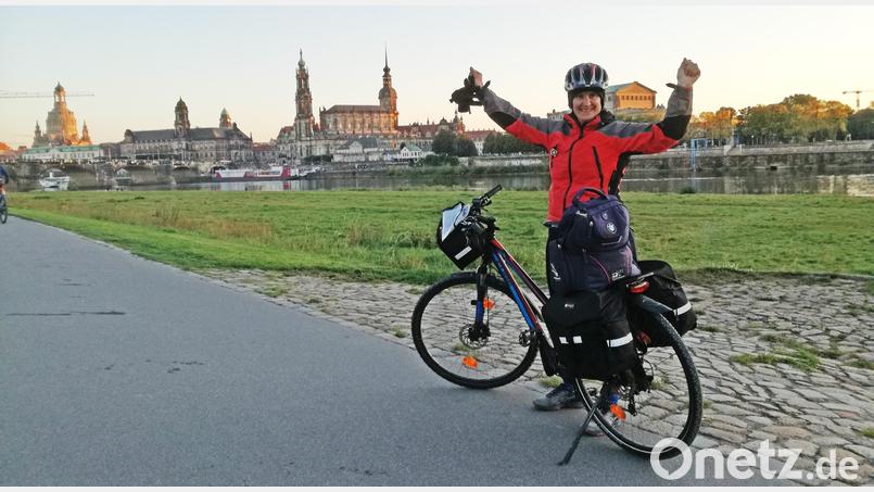 Ankunft in Dresden: Susanne Hiller hat die 700 Kilometer des Elberadwegs von Cuxhafen bis nach Dresden geschafft. Bild: Susanne Hiller/exb