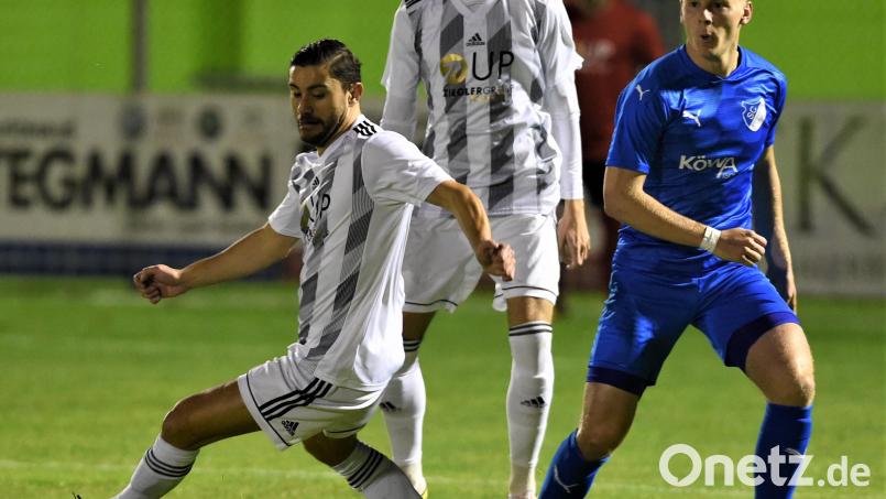 Chousein Chousein (links) und Fabian Helleder (Mitte) können beim Gastspiel beim SV Fortuna Regensburg einen großen Schritt in Richtung Bayernliga-Aufstieg machen. Bild: Büttner, Gerhard