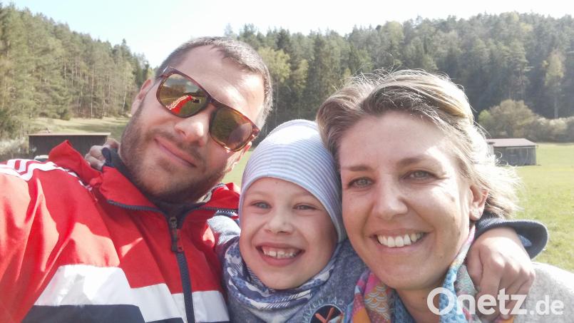 Der inzwischen achtjährige Basti aus Sulzbach-Rosenberg mit seinen Eltern Stefanie Leypold und Peter Andörfer. Von den überschüssigen Spenden für seine lebensrettende Operation in Amerika werden nun 100.000 Euro weiterverteilt. Archivbild: Peter Andörfer