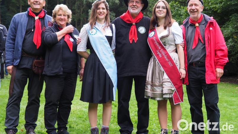 Von links: Vizepräsident Sepp Gilch (Köhlerfreunde Ebermannsdorf, Deutschland), Vizepräsidentin Doris Wicki (Entlebuch LU, Schweiz), europäische Ehrenköhlerliesel Denise Nolte, Präsident Karl Josef Tielke, neue europäische Köhlerliesel Sophia Wöstefeld aus Wolfshagen und Schriftführer Charles Schlosser (Les Charbonniers du Fleckenstein, Frankreich). Bild: wec