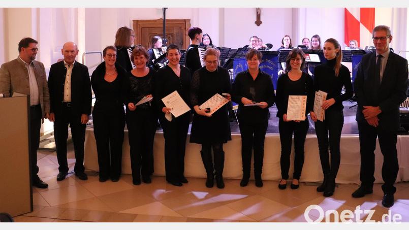 Ehrungen gab es für langjährige Mitglieder des 1. Akkordeonorchesters Waldsassen. Im Bild (von links) Enrico Popp vom Landesverband Bayern des Harmonikaverband, Zweiter Bürgermeister Karlheinz Hoyer, Dirigentin Dr. Silke Polata, Christa Polata, Simone Polata, Ina Saloga, Andrea Reinkraut, Bianca Bindl, Melanie Hencke und Vorsitzender Oskar Bindl. Bild: 1. Akkordeonorchester Waldsassen/exb
