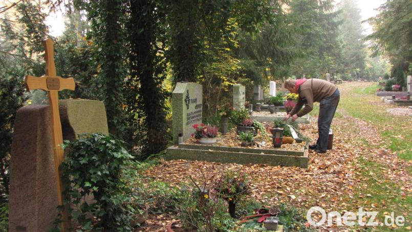 Grabpflege für Allerheiligen auf dem Friedhof in Schwandorf. Archivbild: Gerhard Götz