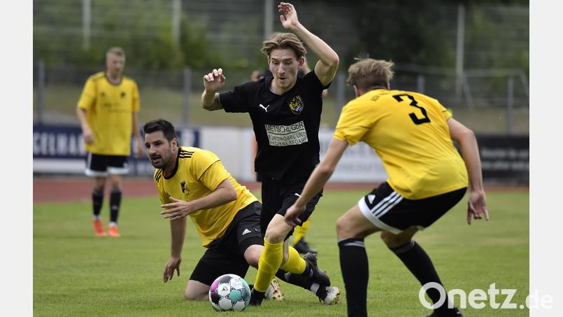 Nick Sperlich vom FC Amberg (Mitte) setzt sich gegen zwei Burglengenfelder durch. Das Hinspiel gewann Amberg mit 1:0, jetzt steht das Rückspiel an. Archivbild: Hubert Ziegler
