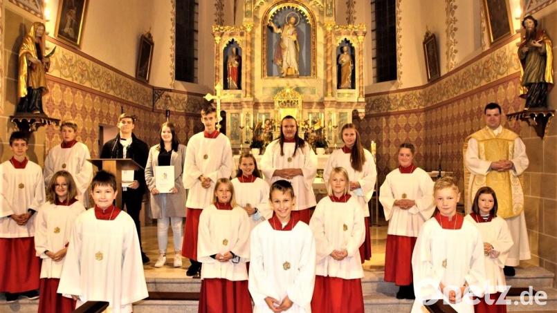 Kaplan Florian Frohnhöfer (rechts) hieß die neuen Ministranten willkommen. Ihre Vorgänger erhielten eine Dankurkunde für das gezeigte Engagement. Bild: lg