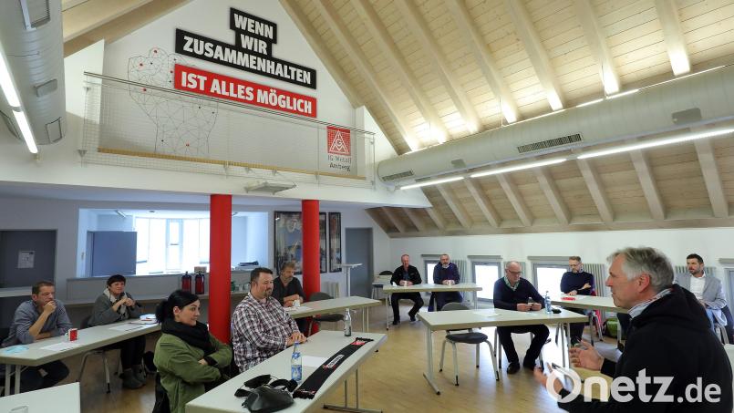 Zum Aktionstag „#FairWandel“ der IG Metall haben sich Vertreter verschiedener metallverarbeitender Unternehmen im Gewerkschaftshaus in Amberg getroffen, um über ihre Forderungen und Ziele zu sprechen. Bild: Wolfgang Steinbacher