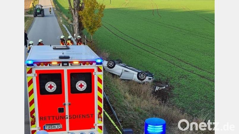 Auf dem Dach blieb der BMW im angrenzenden Feld neben der Ortsverbindungsstraße zwischen Berndorf und Immenreuth liegen. Beide Insassen konnten sich selbst unverletzt befreien. Kräfte der Feuerwehr, des Rettungsdienstes und der Polizei waren vor Ort. Bild: mde