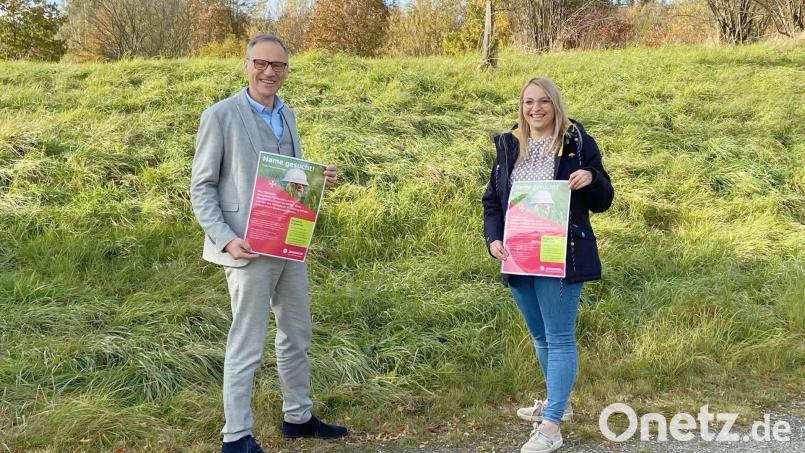 Bürgermeister Bernd Sommer und Kinderhausleiterin Katja Bloßfeldt werben am Standort, wo das dritte Kinderhaus gebaut wird, um die Teilnahme an einem Wettbewerb zur Namensfindung. Bild: Leonie Lang/exb