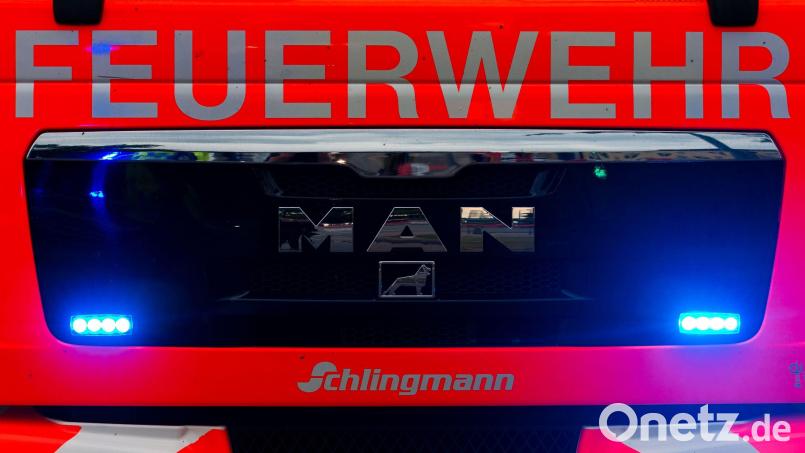 Ein Brand auf einer Terrasse in Waldsassen rief am Freitag, 29. Oktober, zwei Feuerwehren auf den Plan. Symbolbild: Mohssen Assanimoghaddam/dpa