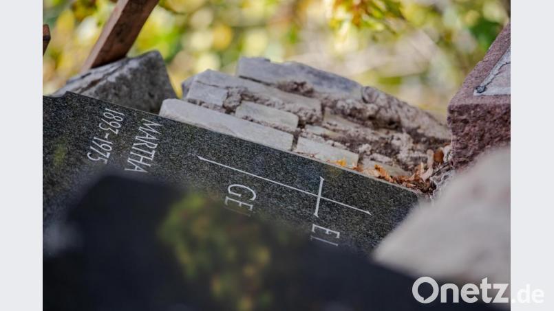 Turnerei auf Grabsteinen endet mit Wohnungsdurchsuchung. Symbolbild: Paul Zinken/dpa