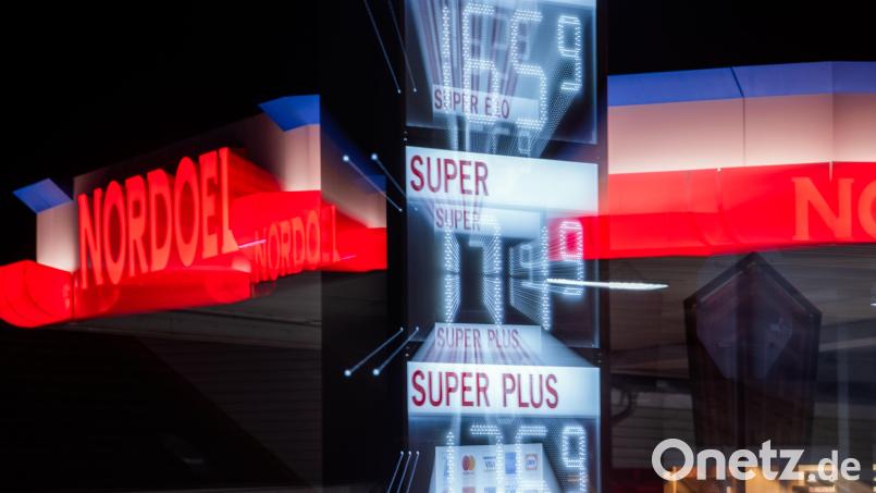 Die aktuellen Literpreise für Kraftstoff werden an einer Preistafel vor einer Tankstelle angezeigt. Symbolbild: Jens Büttner/dpa