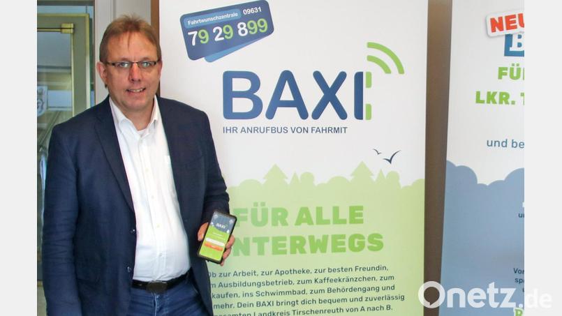 ÖPNV-Sachbearbeiter Jürgen Kreuzer (links) stellt mit Landrat Roland Grillmeier die neue Baxi-App vor. Bild: Fabian Polster/Landratsamt/exb