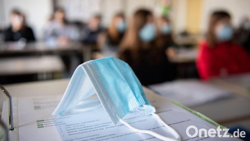 Ein Mund-Nasen-Schutz liegt im Unterricht auf Unterlagen. Foto: Matthias Balk/dpa/Symbolbild Bild: Matthias Balk