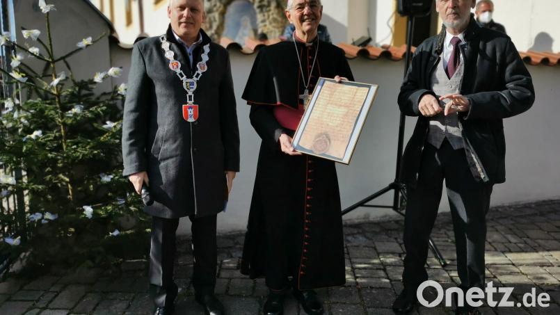 Bürgermeister Jürgen Kürzinger (links) und Kreisheimatpfleger Hans Oberndorfer (rechts) überreichen die Kopie der Urkunde an den Bamberger Erzbischof Ludwig Schick. Bild: hzi