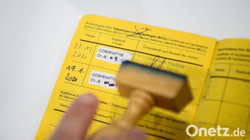 Impfpass mit den Eintragungen für die Corona-Impfung. In Regensburg gab es einen Hinweis, dass Schüler Impfpässe gefälscht hätten. Symbolbild: Andreas Arnold/dpa