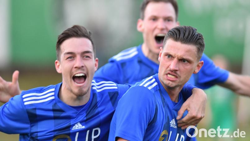 Josef Rodler (rechts) jubelt mit Fabian Helleder (links) und Sven Kopp (hinten) über sein Tor zum 2:2-Ausgleich im Spitzenspiel bei Fortuna Regensburg. Rodler hatte zuvor bereits per Elfmeter den Anschlusstreffer erzielt. Bild: A. Schwarzmeier